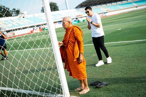 Mời cao tăng 'làm phép', đội bóng của HLV Park Hang Seo thoát hiểm ngoạn mục