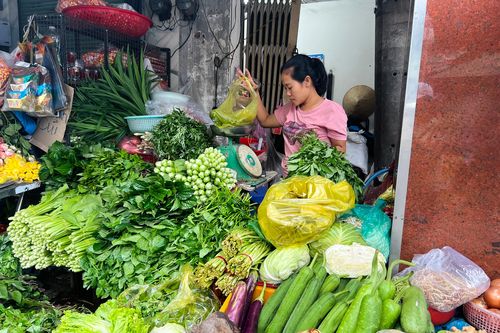 Mưa ngập kéo dài khiến giá rau TP.HCM tăng mạnh, người tiêu dùng thêm áp lực