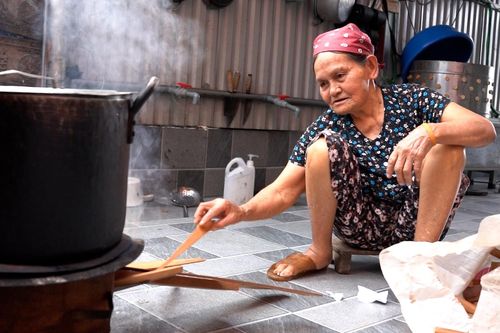 Kinh ngạc cụ bà 105 tuổi hàng ngày nấu cám nuôi lợn, cùng làm việc với con cháu