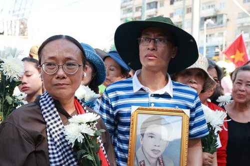 Hàng nghìn người dân TP Hồ Chí Minh tiễn đưa các liệt sĩ về nơi an nghỉ cuối cùng