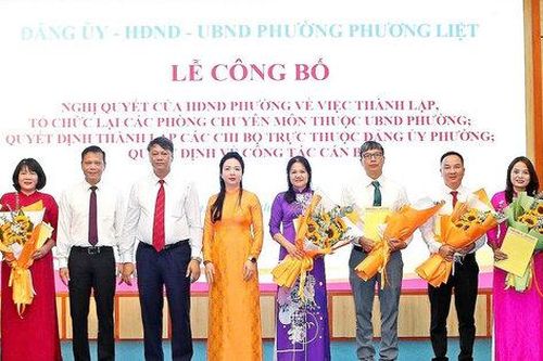Phường Phương Liệt công bố quyết định thành lập 5 phòng chuyên môn và 12 chi bộ