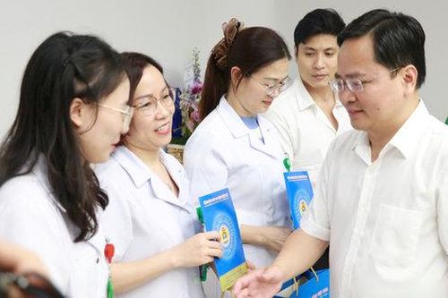 Công đoàn tiếp sức đội ngũ y tế vượt khó trong giai đoạn đầu vận hành