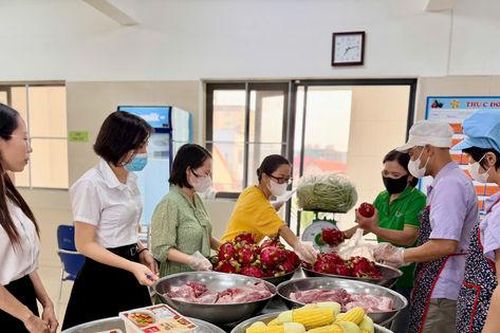 Kiểm tra đột xuất công tác bảo đảm an toàn thực phẩm trường học tại phường Phúc Lợi