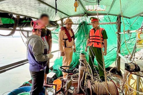 Hà Nội: Dùng kích điện 'tận diệt' thủy sản trên sông, liên tiếp 3 đối tượng bị xử lý nghiêm