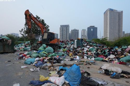 Bắt đầu di dời hàng trăm tấn quần áo bỏ hoang ở Hà Nội