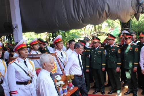 Thủ tướng và các đồng chí nguyên lãnh đạo trực tiếp di chuyển hài cốt liệt sĩ