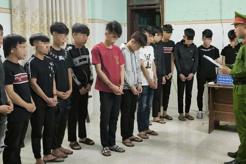 Khởi tố 9 thanh thiếu niên tụ tập mang hung khí, gây rối trật tự công cộng
