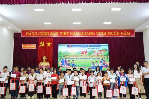 Tiếp sức 506 học sinh nghèo ở Nghệ An trên hành trình đến trường
