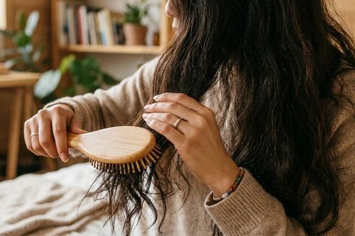 3 thói quen trước khi đi ngủ giúp hạn chế tóc gãy rụng ở phụ nữ trung niên