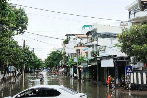 Người gần 30 năm 'ôm' vô lăng chia sẻ lái xe an toàn khi mưa, triều cường