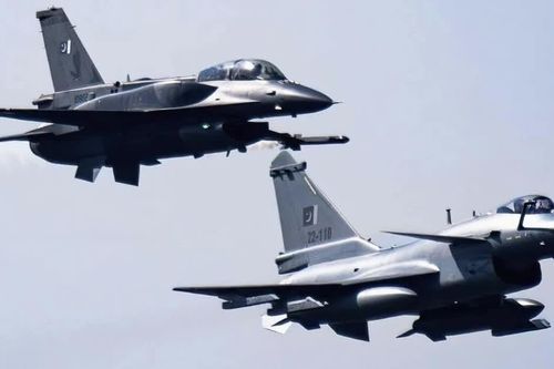 J-10CE và F-16: 2 tiêm kích hạng nhẹ khác nhau thế nào?