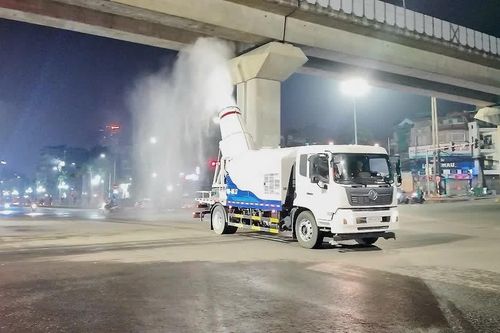 Hà Nội thử nghiệm phun sương dập bụi trên các tuyến phố trung tâm