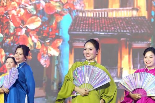 Những màn đồng diễn dân vũ sôi động tại Ngày hội 'Áo dài - Dân vũ' Công an Hà Nội