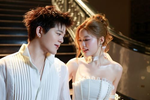 Nam ca sĩ Việt gặp khó