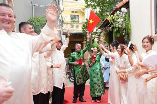 Đoàn nhà trai 65 người từ 4 quốc gia vào ngõ nhỏ Hà Nội đón dâu