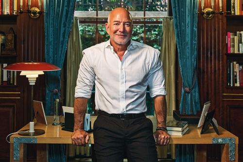 Jeff Bezos dự báo viễn cảnh 'một người đi làm, đủ nuôi cả nhà'