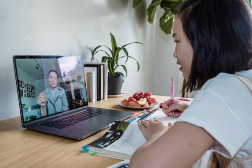 Con học bằng laptop, mẹ lo bài nhiều nhưng chẳng hiểu bao nhiêu