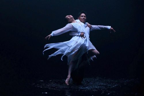 Khánh Thi - Phan Hiển khoe vũ đạo trong MV mới của Lệ Quyên