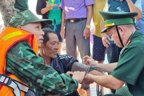Bộ đội Biên phòng Quảng Trị hỗ trợ các ngư dân gặp nạn trên biển