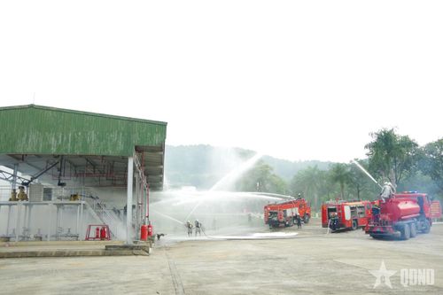 Hợp luyện chữa cháy giàn cấp phát xăng dầu tại Kho 190 (Cục Xăng dầu, Tổng cục Hậu cần - Kỹ thuật)