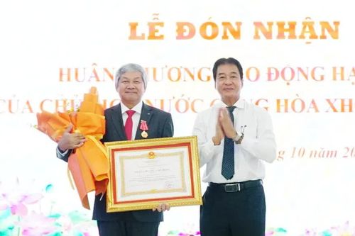 Trao tặng Giáo sư Nhật Bản Yoshida Lay Myint Huân chương Lao động hạng Ba