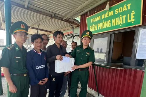 Cháy tàu cá, 5 ngư dân trôi dạt 2 giờ trên biển