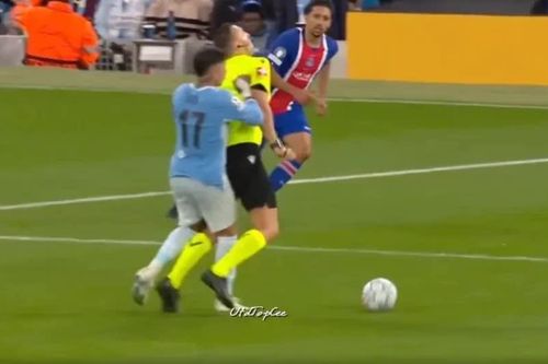 Sao Man City thoát thẻ đỏ sau màn xô ngã trọng tài