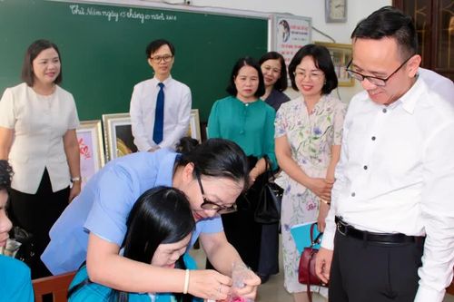 Thứ trưởng Nguyễn Thị Quyên Thanh thăm thầy trò trường Chuyên biệt Hải Phòng