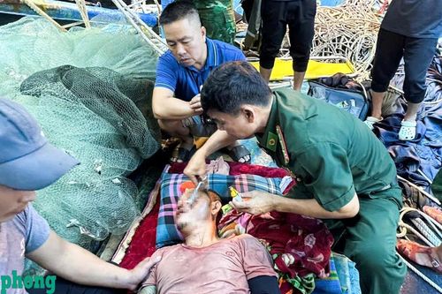 Kịp thời hỗ trợ ngư dân gặp nạn trên biển