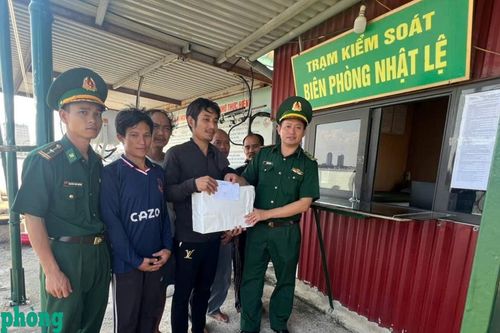 Cứu vớt 5 thuyền viên trôi dạt trên biển sau vụ cháy, chìm tàu cá