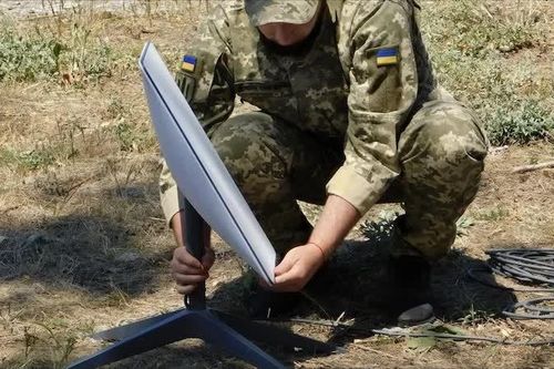 SpaceX hạn chế quyền truy cập Starlink với UAV Ukraine, ông Zelenskyy nói 'bị phản bội'