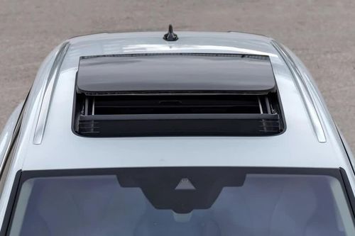 Nhiều xe ô tô bị vỡ cửa sổ trời mà không rõ nguyên nhân