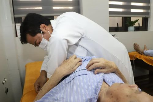 Tháo gỡ khó khăn hướng tới thực hiện khám sức khoẻ toàn dân miễn phí