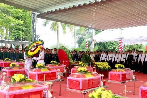 Trang nghiêm, xúc động Lễ truy điệu và an táng 93 hài cốt liệt sĩ tại Nghĩa trang Liệt sĩ Quốc gia Vị Xuyên