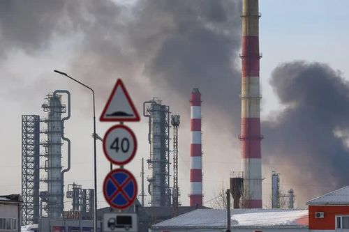 Nga tố Ukraine tấn công nhà máy lọc dầu bất chấp đề xuất ngừng bắn