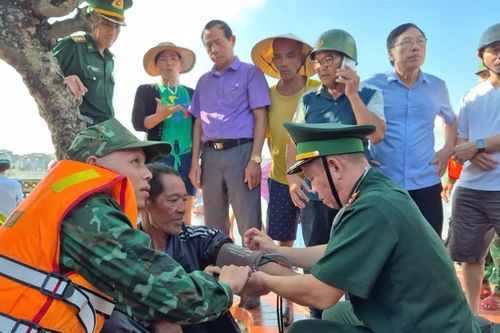 Tàu cá Quảng Trị cứu sống ngư dân Hà Tĩnh mất tích gần hai ngày trên biển
