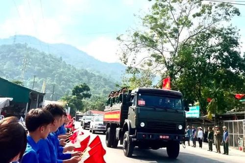 Hình ảnh đoàn viên trang nghiêm đón liệt sĩ mặt trận Vị Xuyên trở về