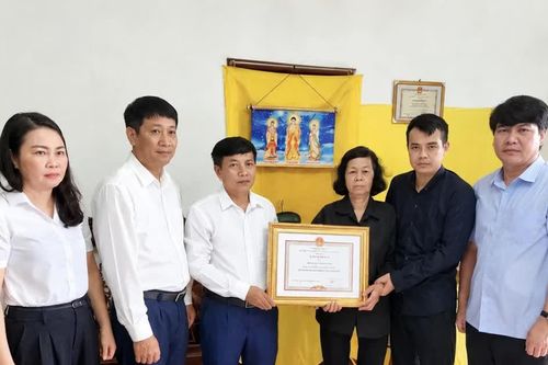 Truy tặng Bằng khen cho người đàn ông quên mình cứu hai học sinh ở Ninh Bình