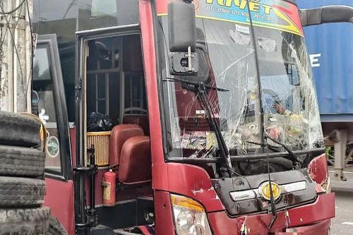 Xe giường nằm chở 20 khách tông liên hoàn 4 ô tô trước chợ Thủ Đức