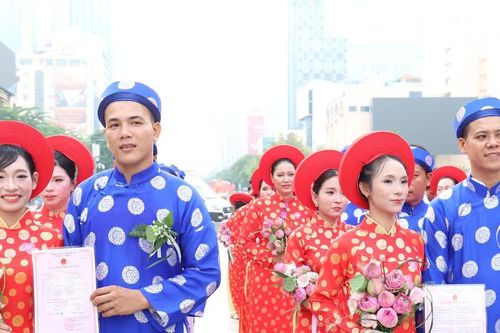 52 cặp đôi công nhân lao động rạng rỡ trong lễ cưới tập thể