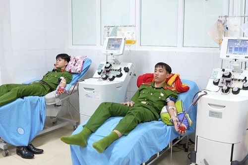 Hai chiến sĩ công an kịp thời hiến máu cứu sống cụ bà 88 tuổi