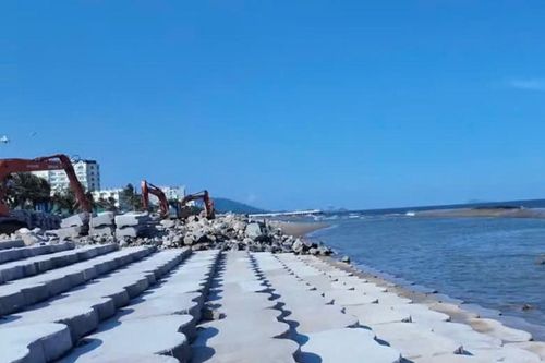 Thanh Hóa: Những tấm lát đầu tiên tại dự án kè biển 430 tỷ đồng