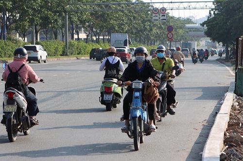 Cảnh người dân phải đi ngược chiều vì hầm chui thi công 10 năm chưa xong