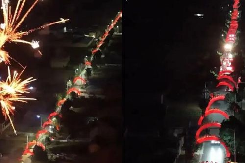 Hàng xóm giúp chú rể làm 66 cổng chào dài 1,4km đến nhà cô dâu