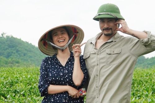 Hình ảnh không có trên phim 'Căn nhà không mái che', Duy Hưng nhí nhảnh bên Huyền Lizzie