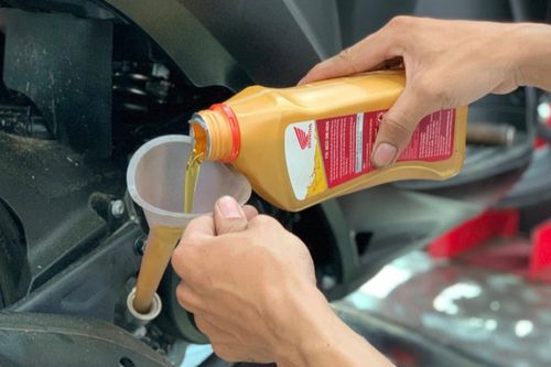 Xe máy lâu ngày không thay dầu nhớt có làm tốn xăng hơn?