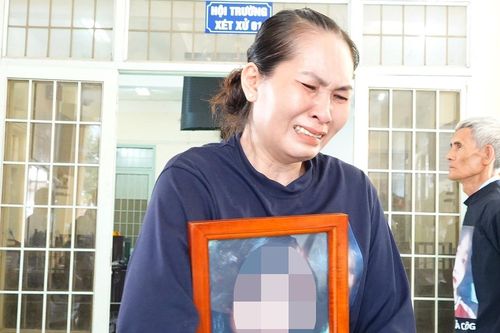 Mẹ nữ sinh ở Vĩnh Long bật khóc sau phiên tòa, gia đình sẽ kháng cáo