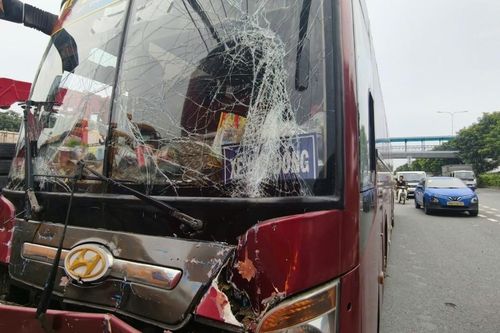 Xe giường nằm chở 20 khách tông liên hoàn 4 ô tô ở TPHCM