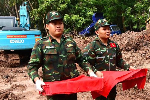 Sau lễ an táng, phát hiện thêm 8 hài cốt liệt sĩ tại công viên Lê Thị Riêng
