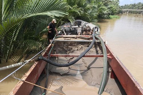 Bắt quả tang 3 phương tiện 'tàng trữ khoáng sản' không rõ nguồn gốc